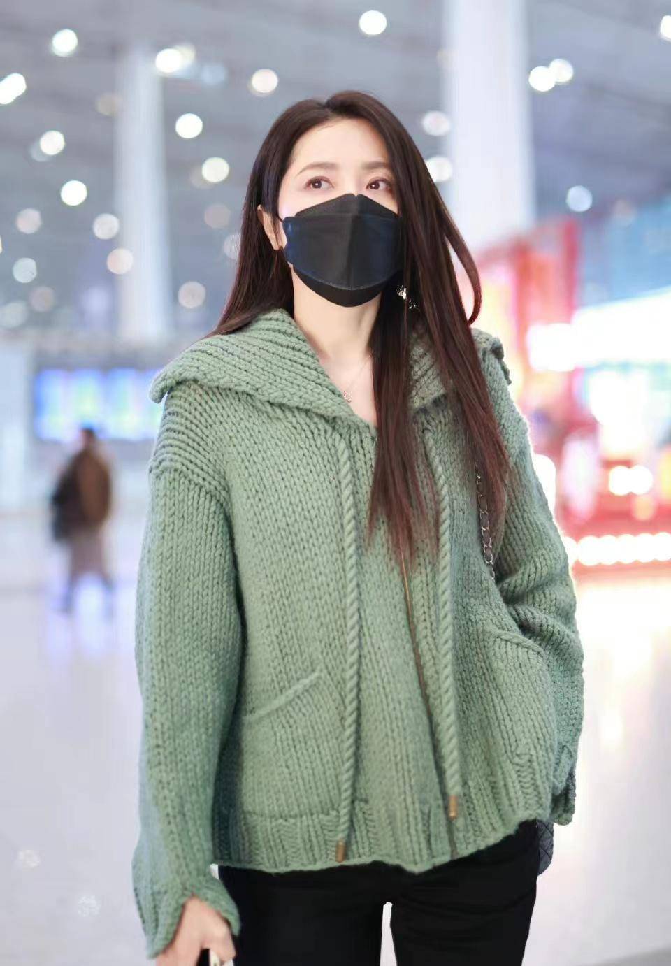 曾黎米兰时装周归来,身穿绿色大翻领针织外套搭配黑色长裤,清新又时髦