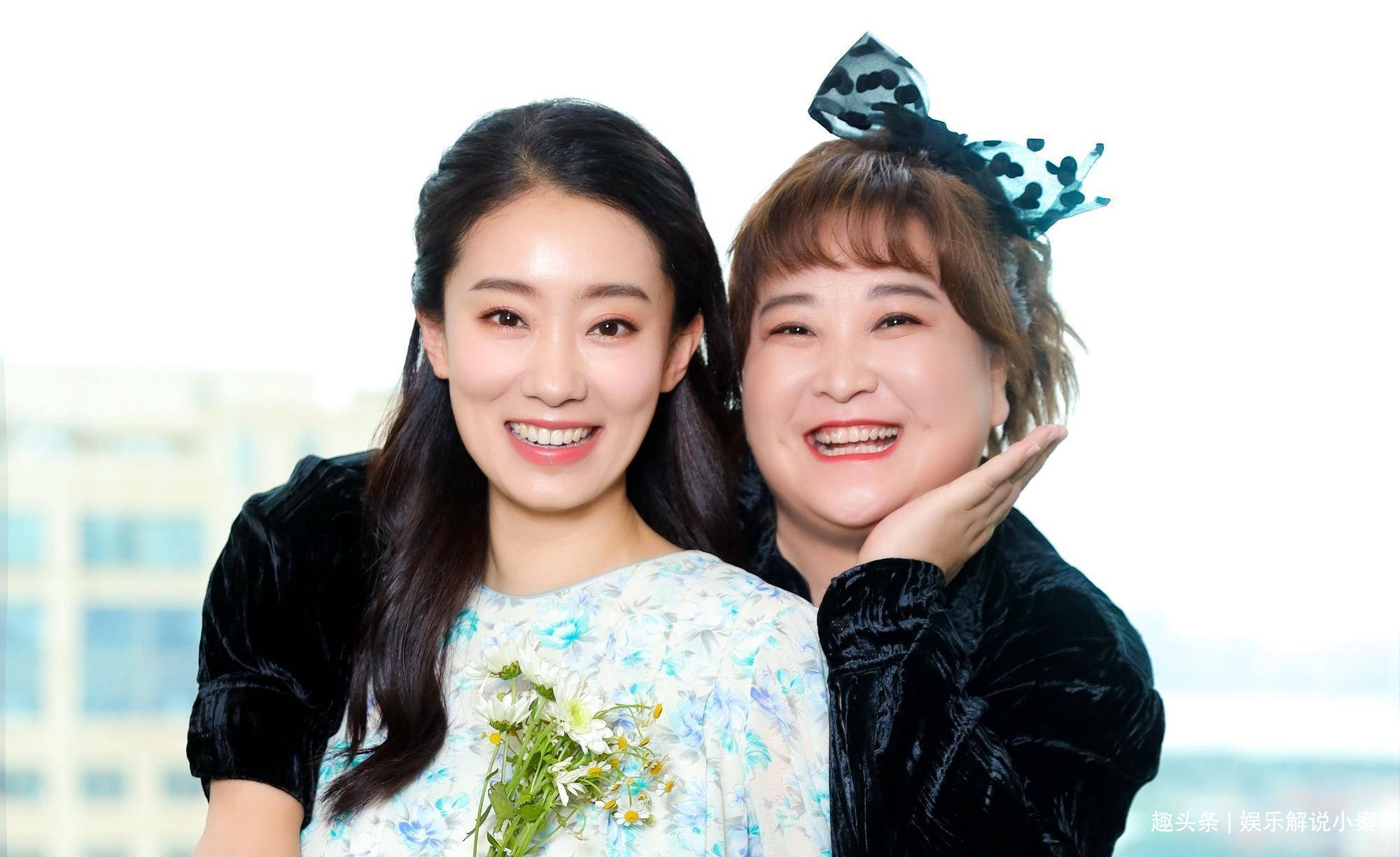 张小斐给李焕英扫墓被偶遇,贾玲姐姐亲自接送,两姐妹情谊深厚_网友