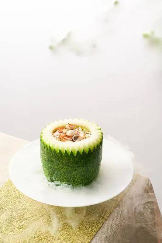 虾仁,瑶柱,鹅胗,鸡肉,鸭肉等食材放入迷你冬瓜汤盅内,通过慢火细炖后