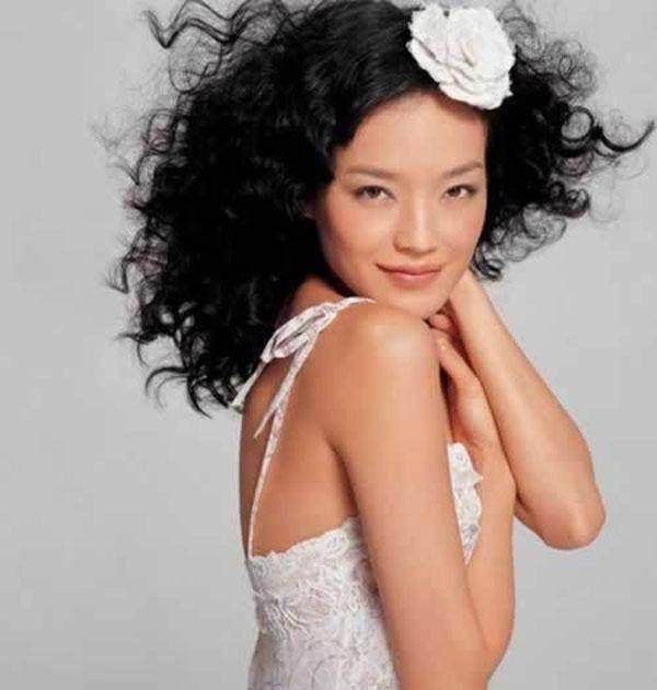 9位喜爱头戴大花的女星,杨二车娜姆引领潮流,最后一位戴得最美_周洁