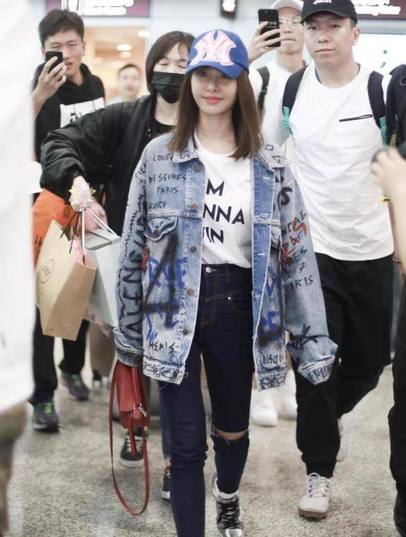 字母牛仔外套 黑洞裤无论什么时候穿,牛仔外套都不会过时,所以蔡依林