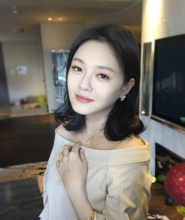 穿搭蕾丝上衣搭配拼接短裤,高雅大气_感觉_女性_设计