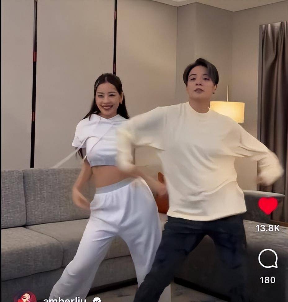 刘逸云和芝芙终于合作了,合体跳《叮叮当当》好般配,结尾有彩蛋_类型