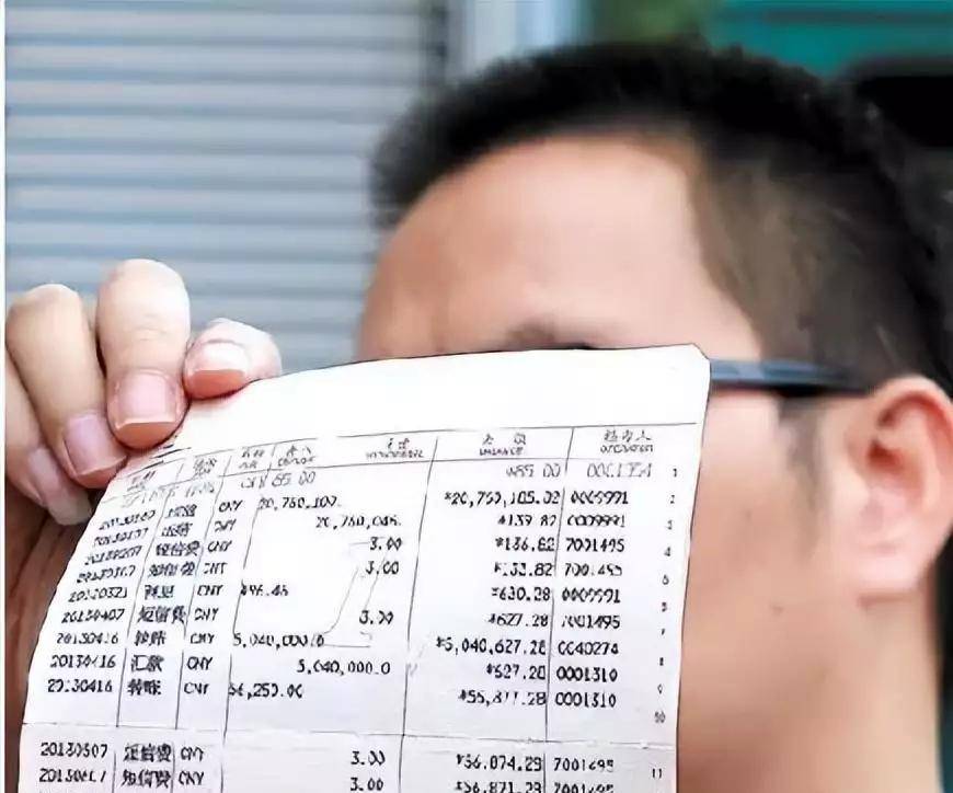 解先生作为公司的负责人拿到了1.1亿元的赔偿款。为了保险起见，他将这笔钱全部存进了他下一家银行的账户