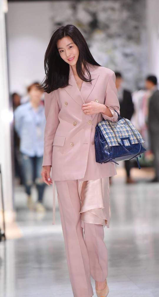 38岁全智贤亮相活动,一身皮粉色套装气质减龄,涂芭比粉更惊艳_显得