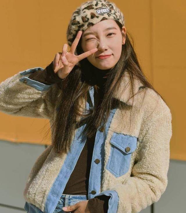 17岁安艺媛出席首尔时装周,贝雷帽牛仔裤,浓浓零零后味道很养眼_造型