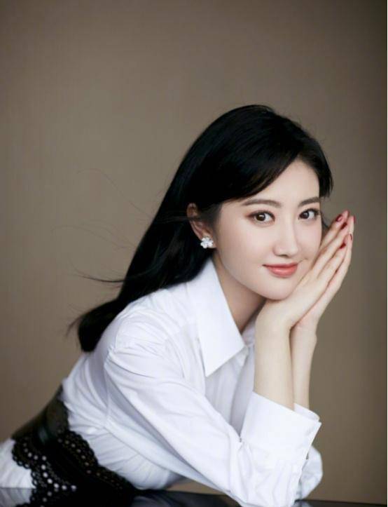 43岁大s登杂志封面,脂粉未施状态佳,她却被调侃没人认得出?