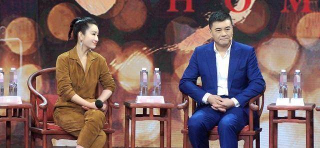 41岁秦海璐带大7岁老公现身,穿皮衣气质干练,获老公牵手笑开怀_王新军