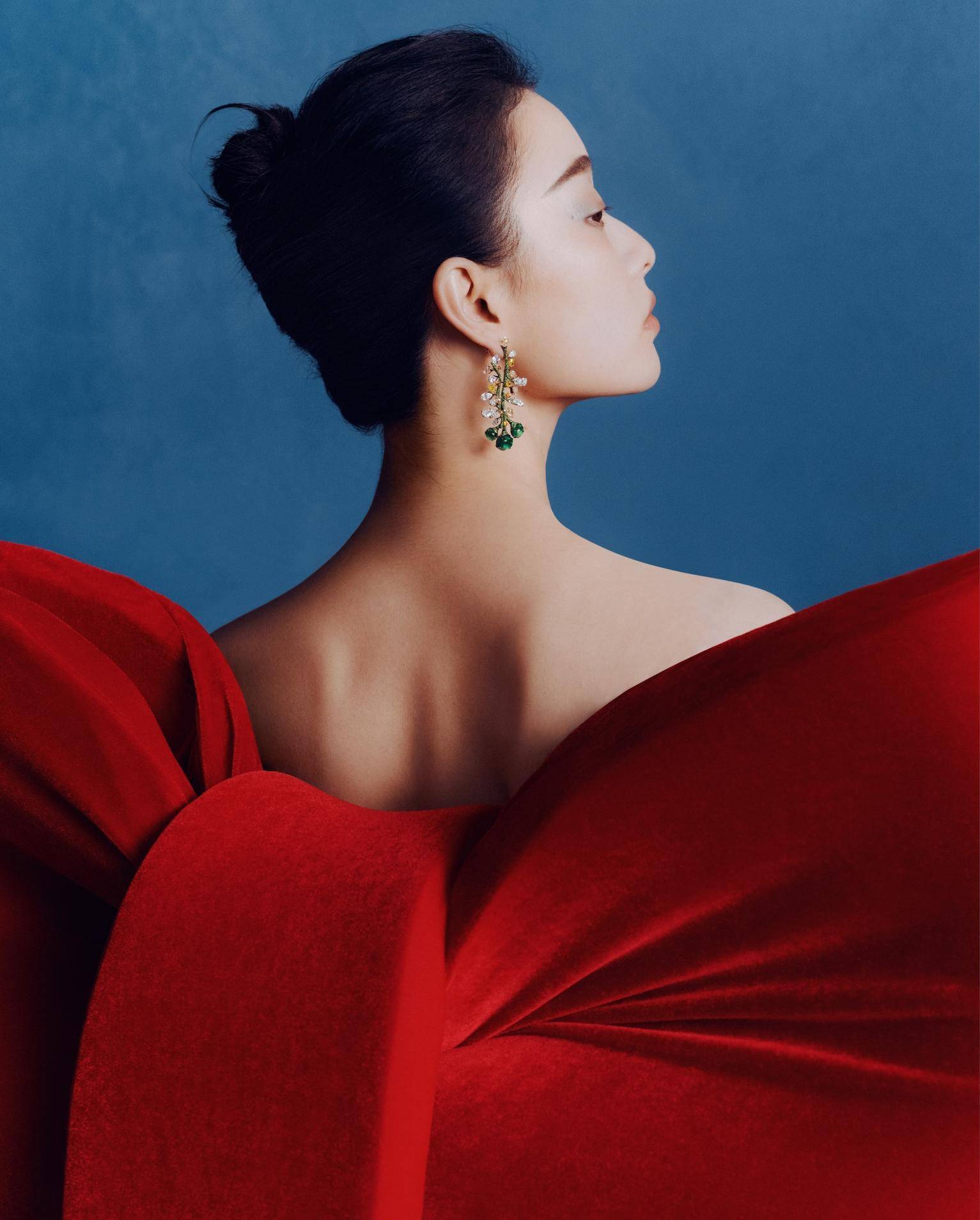 倪妮仙境六月刊封面,一身长裙,身材秀出蝴蝶腿,美得不像话_印花_时尚