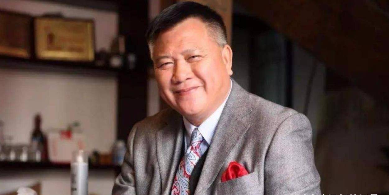 63岁影帝万梓良现身商演,获众人簇拥人气高,唱到破音很是敬业_网友