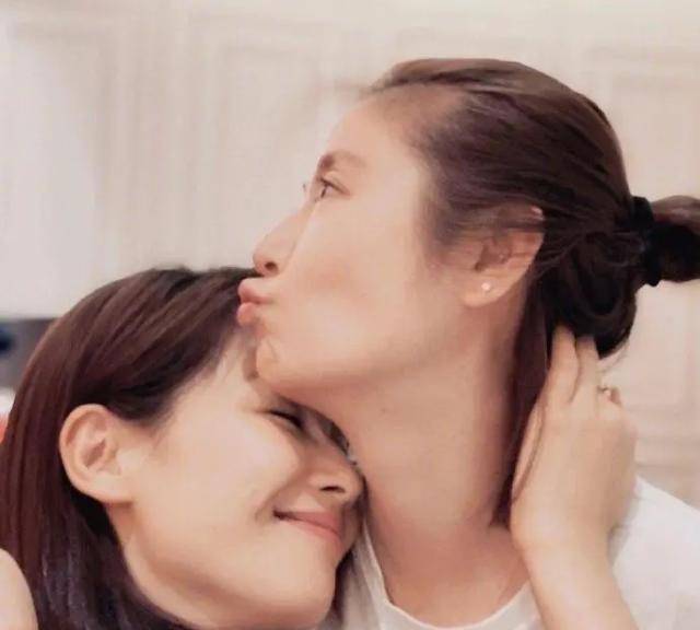 42岁刘涛和44岁林心如晒素颜照,亲密似姐妹,两辣妈少女肌太羡慕_照片