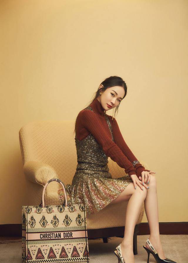 39岁霍思燕太敢穿了吧,黄色连衣裙穿搭减龄时髦,还扎马尾辫装嫩_美