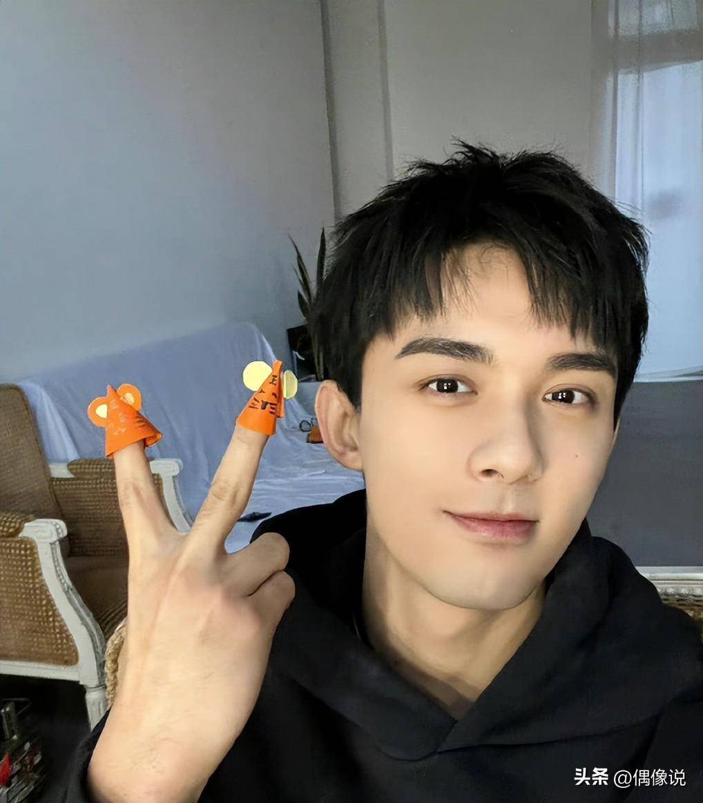 吴磊北电毕业答辩合影:穿搭清爽不特别,毕业当天路线引人关注_时间