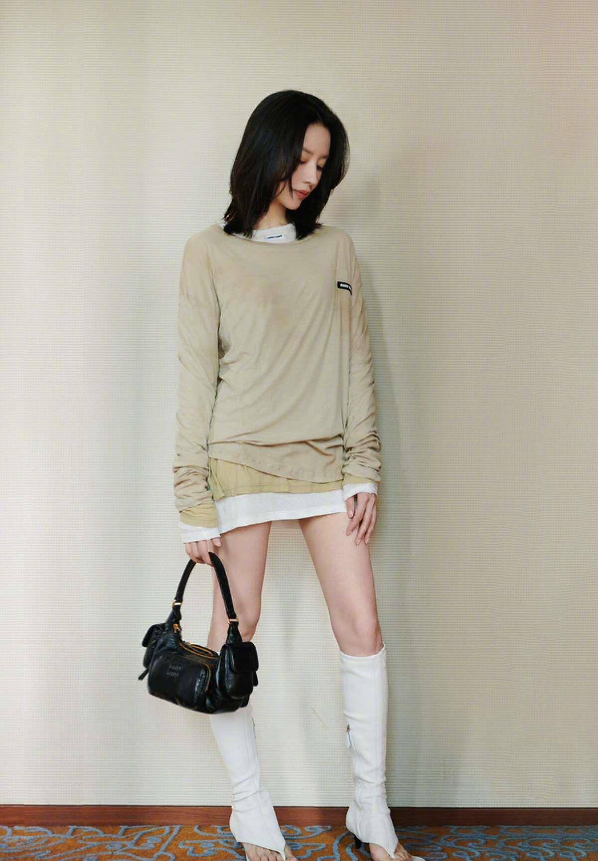 董洁的状态终于回来了:发不过身材,衣服叠穿,时尚洋气_发型_运动_时候