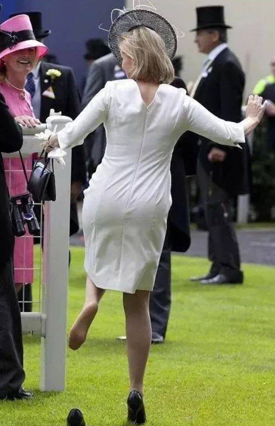 打败王室优雅的居然是"高跟鞋"_鞋跟_女人_时候