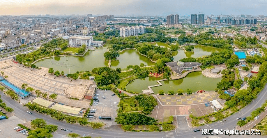 东坑居住新城内的东裕广场,四季广场,万升荟广场等多个商圈容积率仅2.