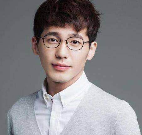 30位男明星的"眼镜杀",你被谁撩到了?_冯绍峰_喜剧_风格