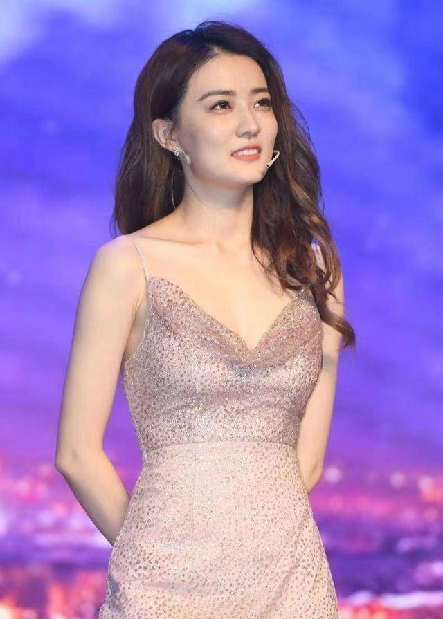 25岁徐璐身材真有"料",身穿吊带裙大秀身材,展现凹凸身材_连衣裙_卷发