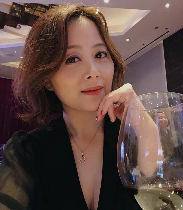 28岁tvb小花演泼辣女被赞入型入格,演技大爆发表现不输原版_姚乐怡