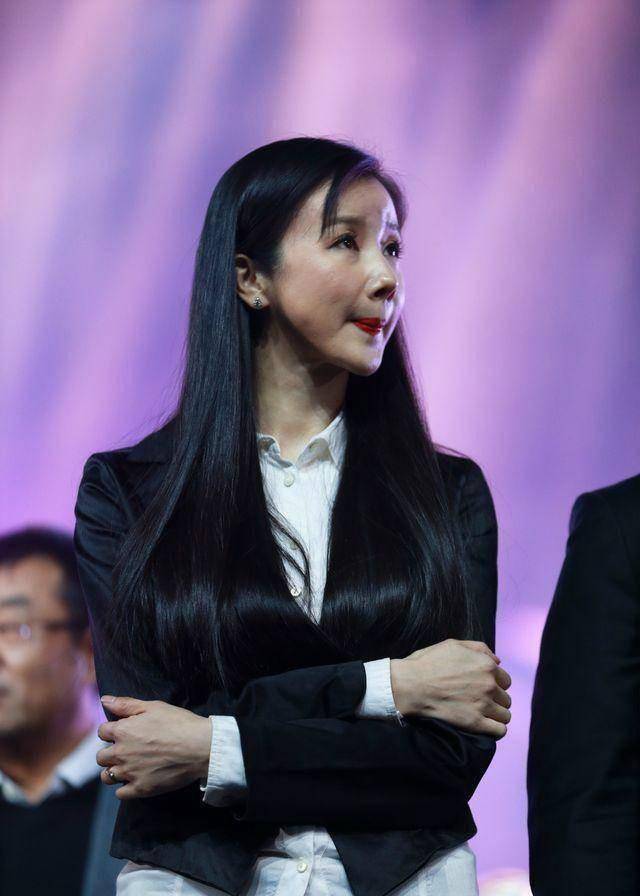 42岁的孙菲菲晒照,嫁了个好老公,日常素颜卸了明星包袱,很美满_北京