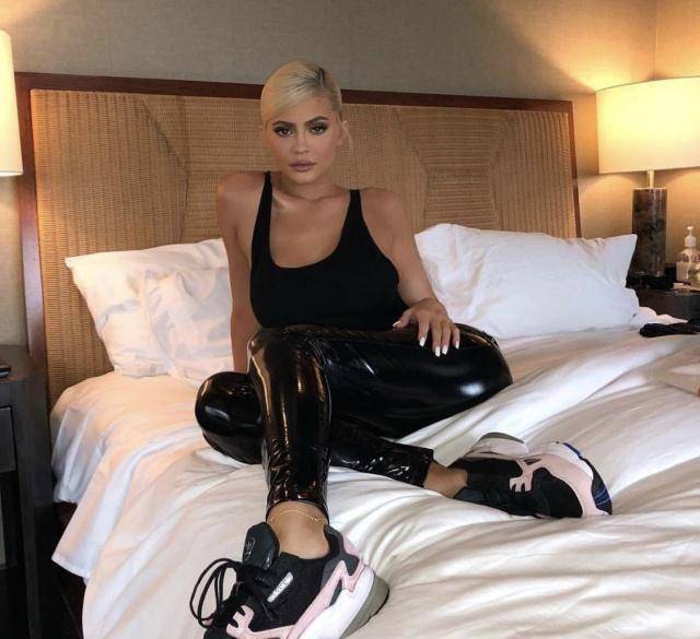 凯莉詹娜一身黑色背心配皮裤,沙漏身材不输卡戴珊_西装_运动_整体