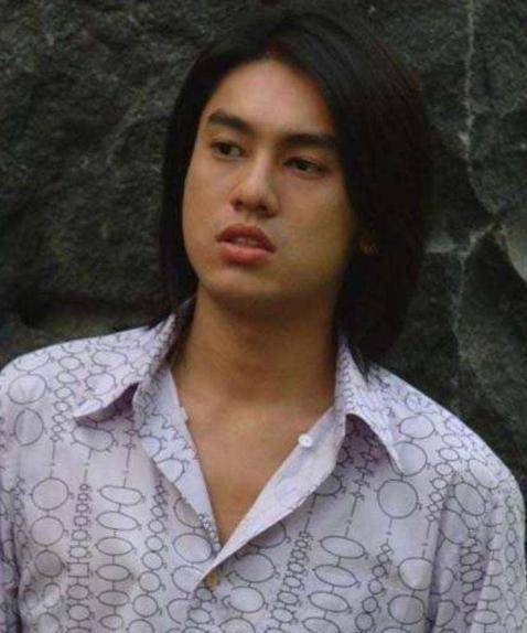 41岁朱孝天晒与老婆出游照,"走下神坛"后,连结婚都请不动人_周渝民