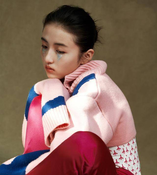 18岁张子枫前途不可估量,最新大片高级复古,当之无愧00后小花旦_妹妹