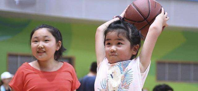 10岁姚沁蕾打野球,姚明现场观看,女儿篮板意识强,姚明微微一笑_身高