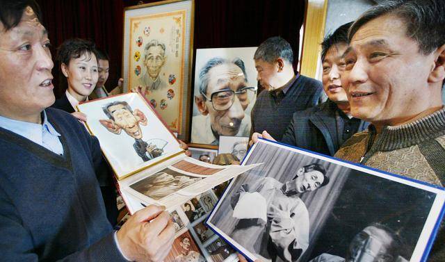 马志明在很年轻的时候就和爸爸一起被下放到农村劳动.