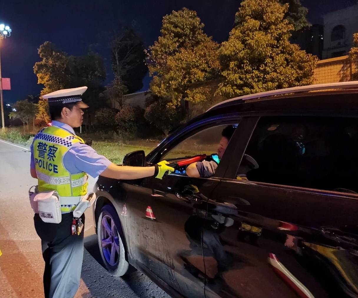 一高校副书记涉嫌酒驾,还逃逸躲进女厕所,真辣眼睛,活该被免职_杨某某