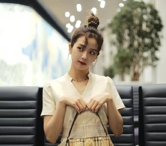 24岁jisoo罕见高扎丸子头,穿1000连衣裙甜美减龄配,宛如小仙女_少女