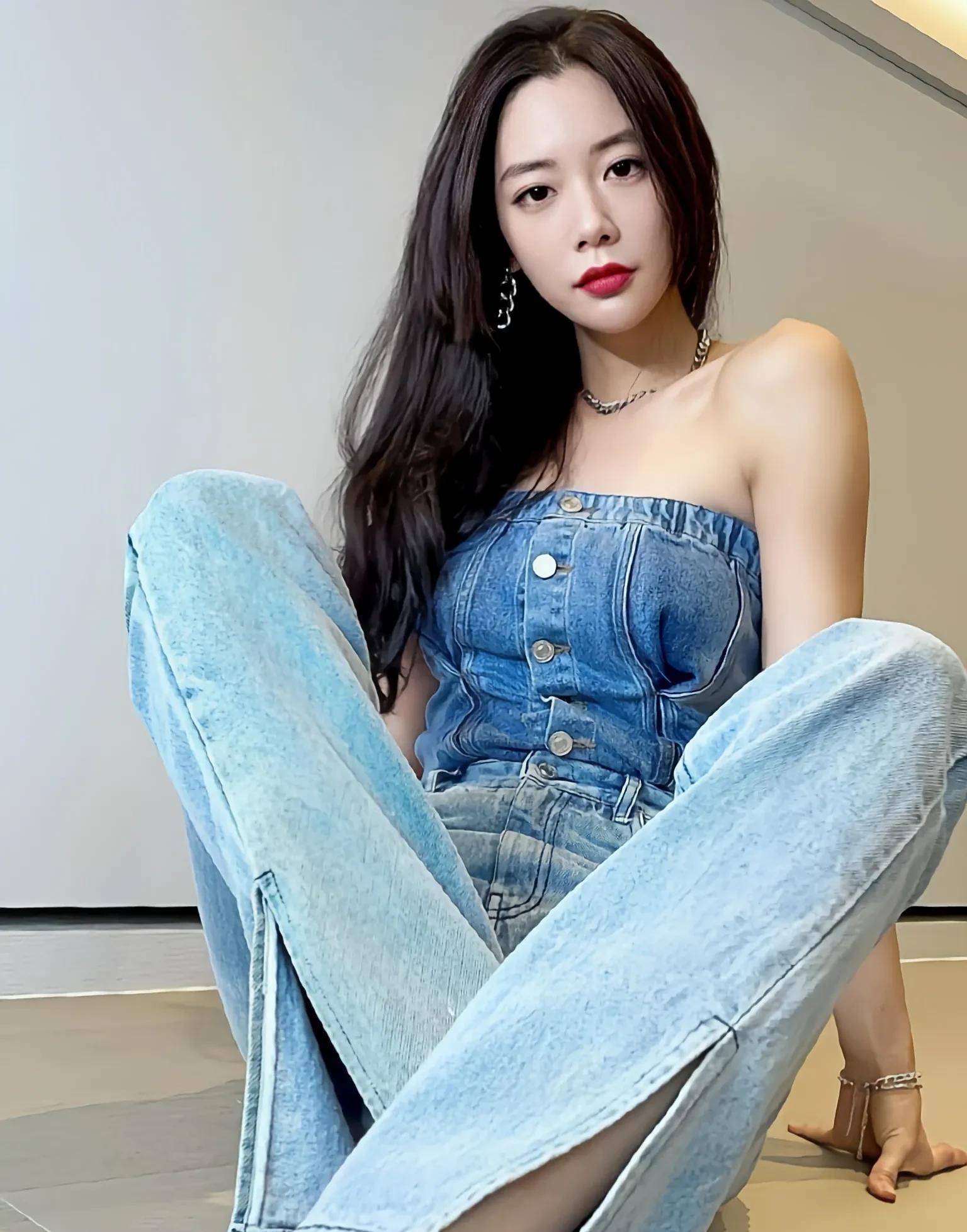 克拉拉抹胸搭牛仔,御姐范十足! 676767_时尚_好身材_网络