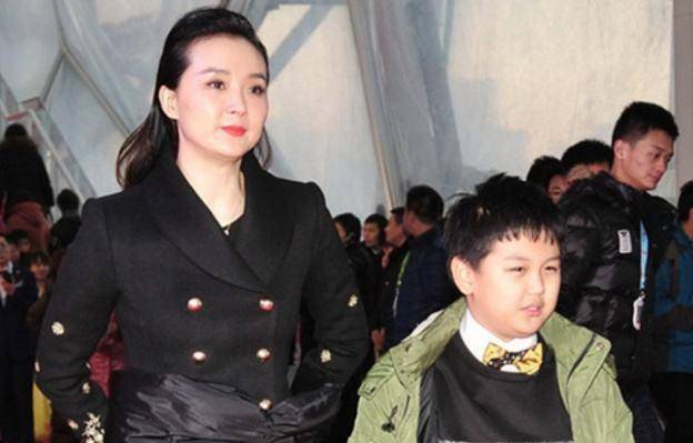 46岁王艳和老公近照图片