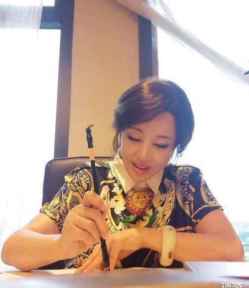 刘晓庆对珠宝首饰的爱好却不同,她喜欢玉器,翡翠,玛瑙,几乎在每一张