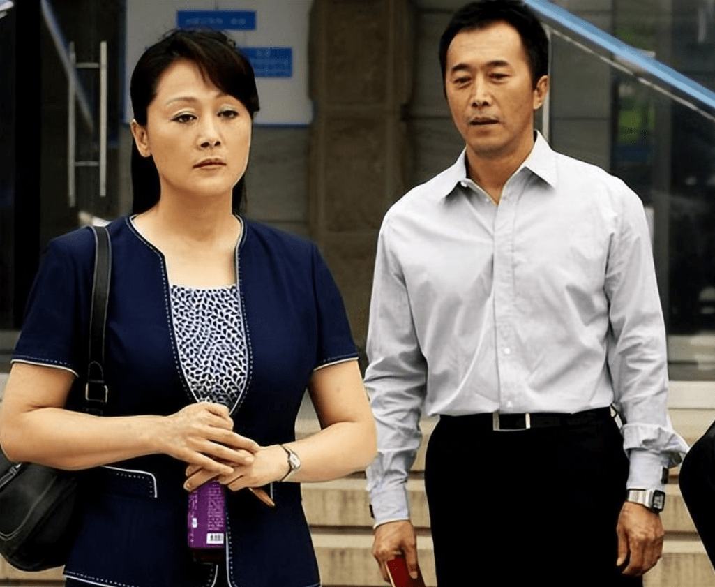 演员郑晓宁:和萨日娜两小无猜,二婚娶圈外小娇妻,50岁老来得子_的发展