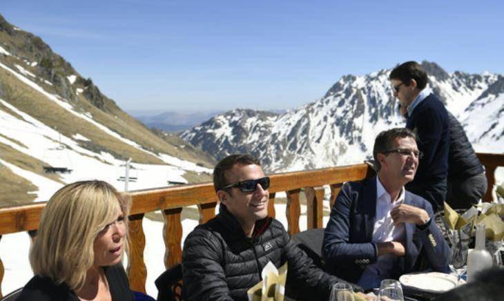 42岁马克龙玩浪漫!