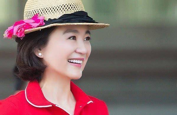 30年前的林青霞,以时尚取胜,与小11岁的巩俐同框秒赢_西装_衬衫_英气