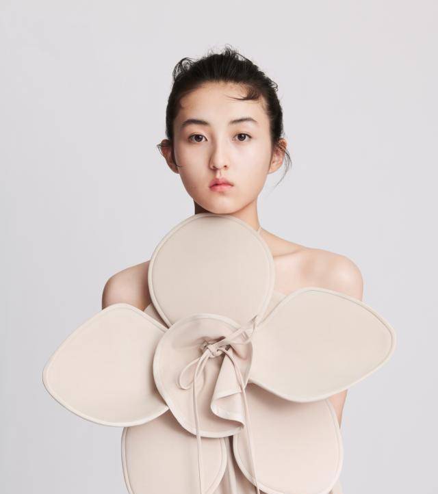 18岁张子枫前途不可估量,最新大片高级复古,当之无愧00后小花旦_妹妹