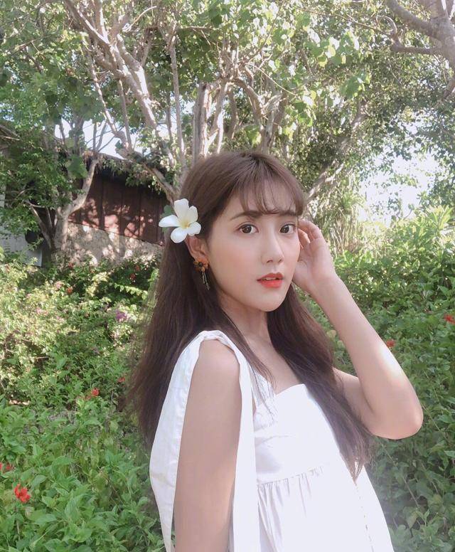 166cm李艺彤和159cm鞠婧祎,同是白色吊带裙,不是腿长就能赢!