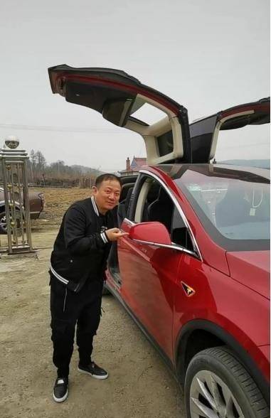 51岁谢广坤炫富秀豪车,表情傲娇学鹰飞,被调侃出镜两场就能买_唐鉴军