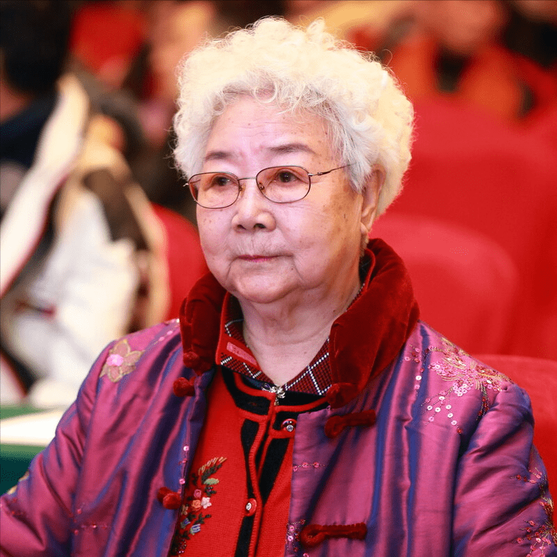 看了这4位老艺术家的发型,就知道时尚不分年龄,选对发型太新的_卷发