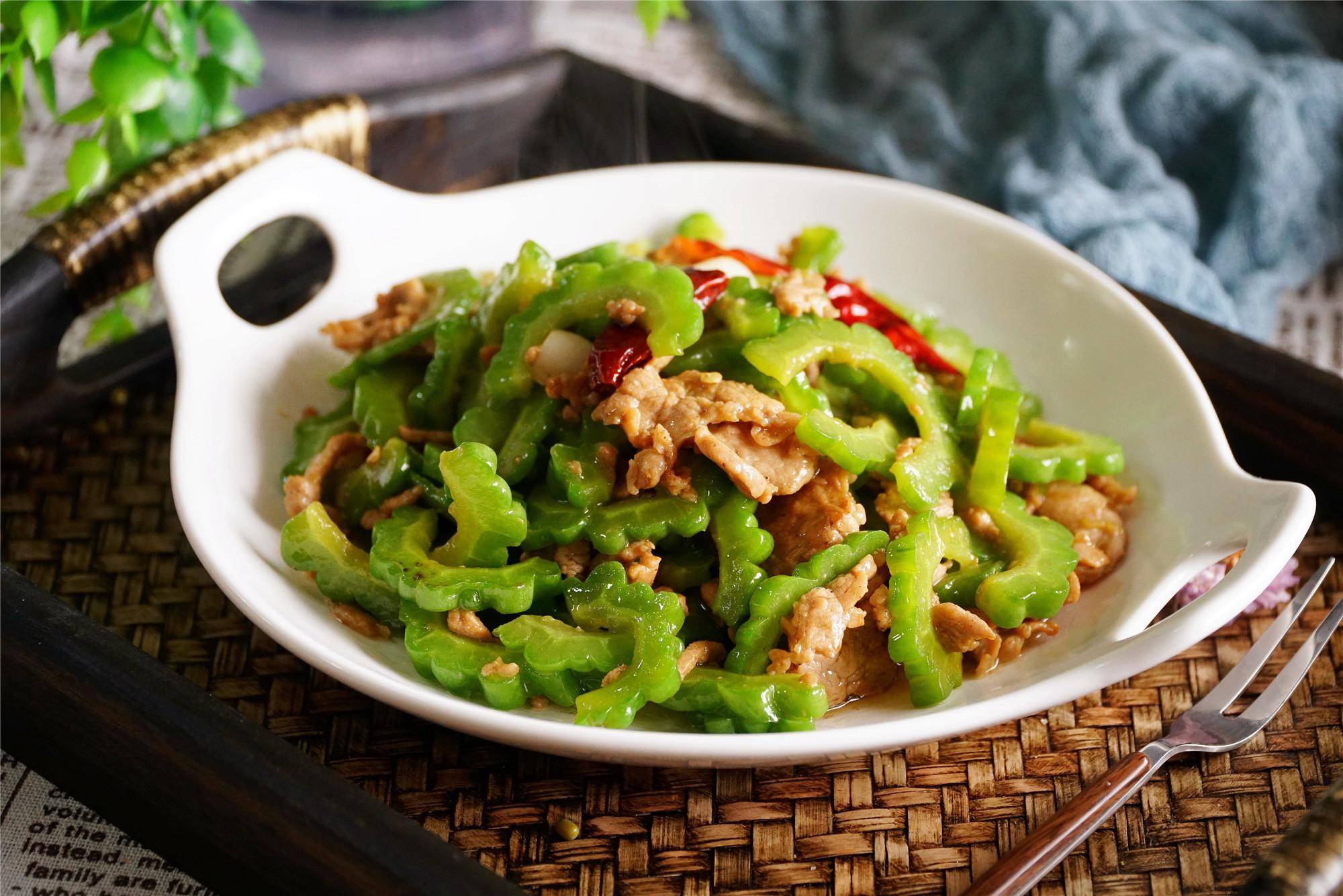 教你营养解馋的酸菜苦瓜五花肉,好吃下饭超过瘾,一盘根本不够吃_美食