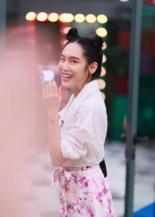 49岁朱茵好会打扮,扎双丸子头活泼减龄,紫霞仙子还是那么美_造型_角色