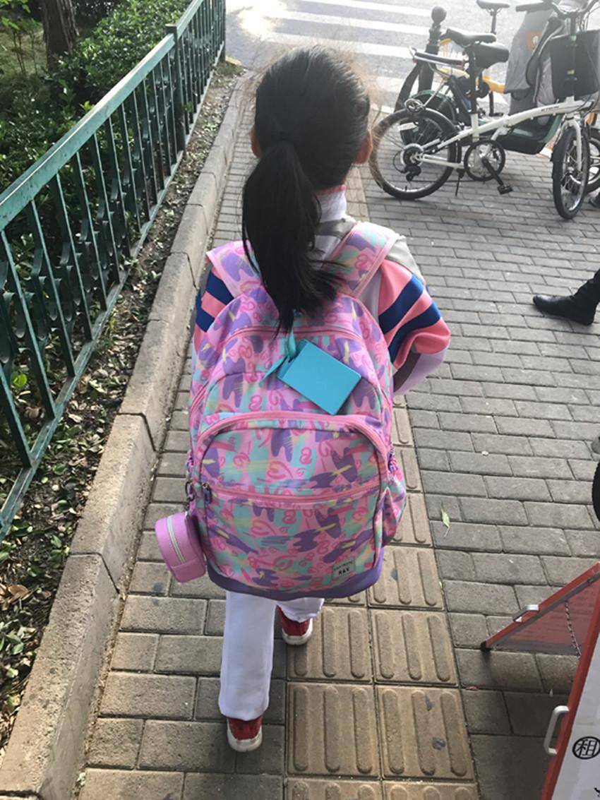 孩子们每天背着沉重的书包上学,这可是给他们的脊柱带来了大负担.