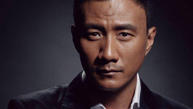 两人在1995年话剧《军用列车》中搭档,后来在《蓝宇》中饰演胡军的