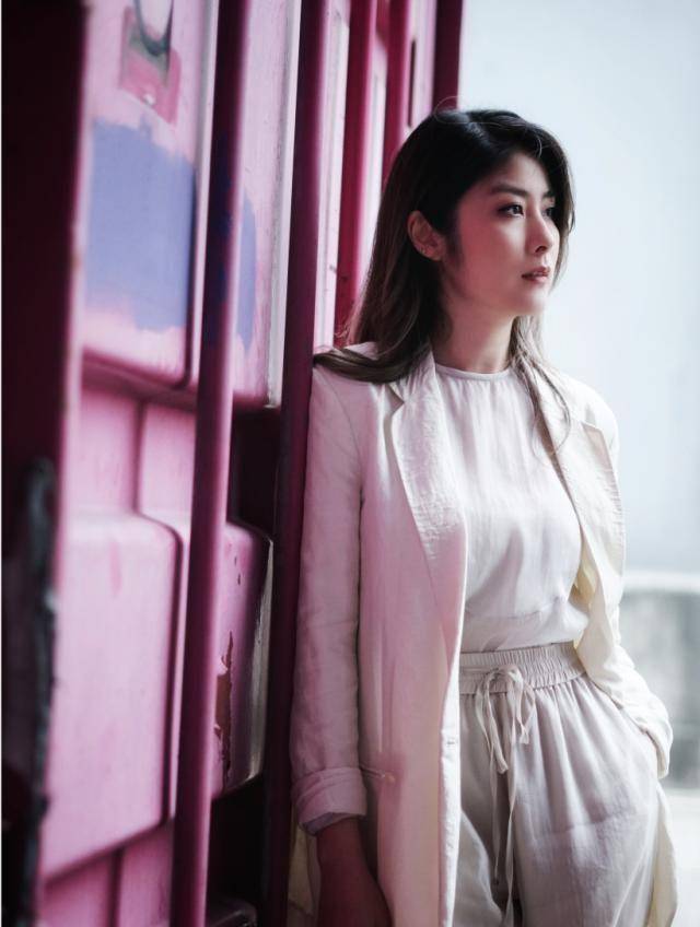 46岁陈慧琳真会穿,卷发配白色西服look气质全开,半透明裤真吸睛
