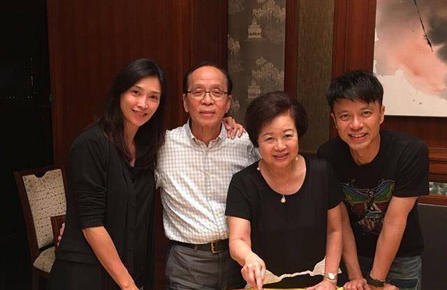 54岁李克勤否认全家移民,俩儿子都读国际学校,一年学费四十万_妻子