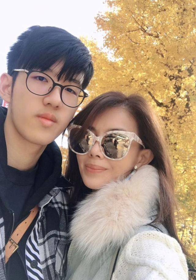 49岁林美贞与孙兴常年分居独力养大儿子,17岁儿子高大秀气像母亲_孙恒