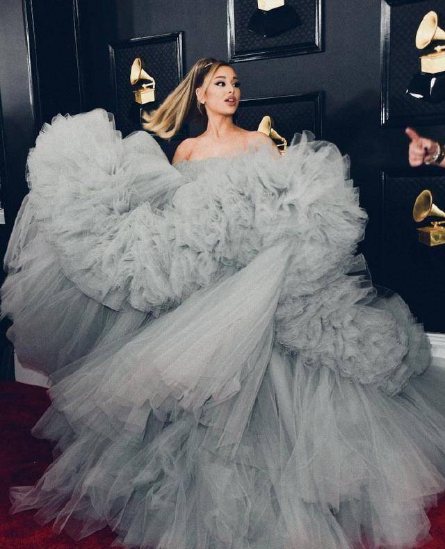 arianagrande不再是娇小妹,穿灰色蓬蓬婚纱,气场大美出国际范_裙摆