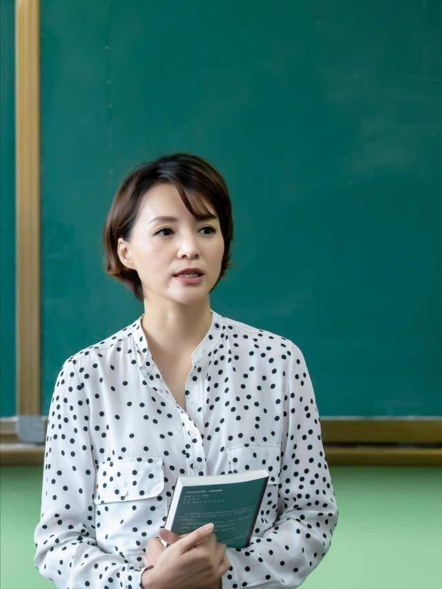 45岁董卿也太优雅了,淡妆现身活动配知性短发和衬衫,这气质少见_女神
